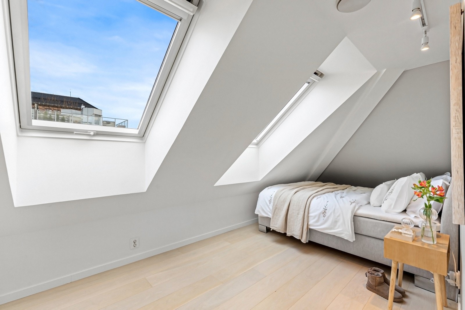Soverommet er av god størrelse og mye innlys fra vindusflatene Galleribilde