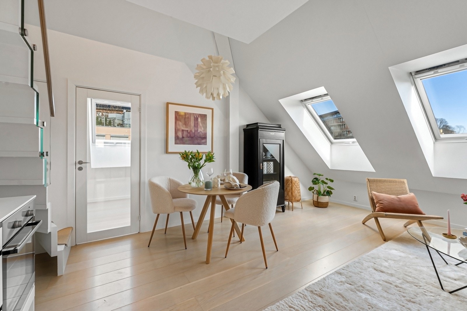 Vannbåren gulvvarme og balansert ventilasjon legger til rette for en behagelig og god romfølelse Galleribilde