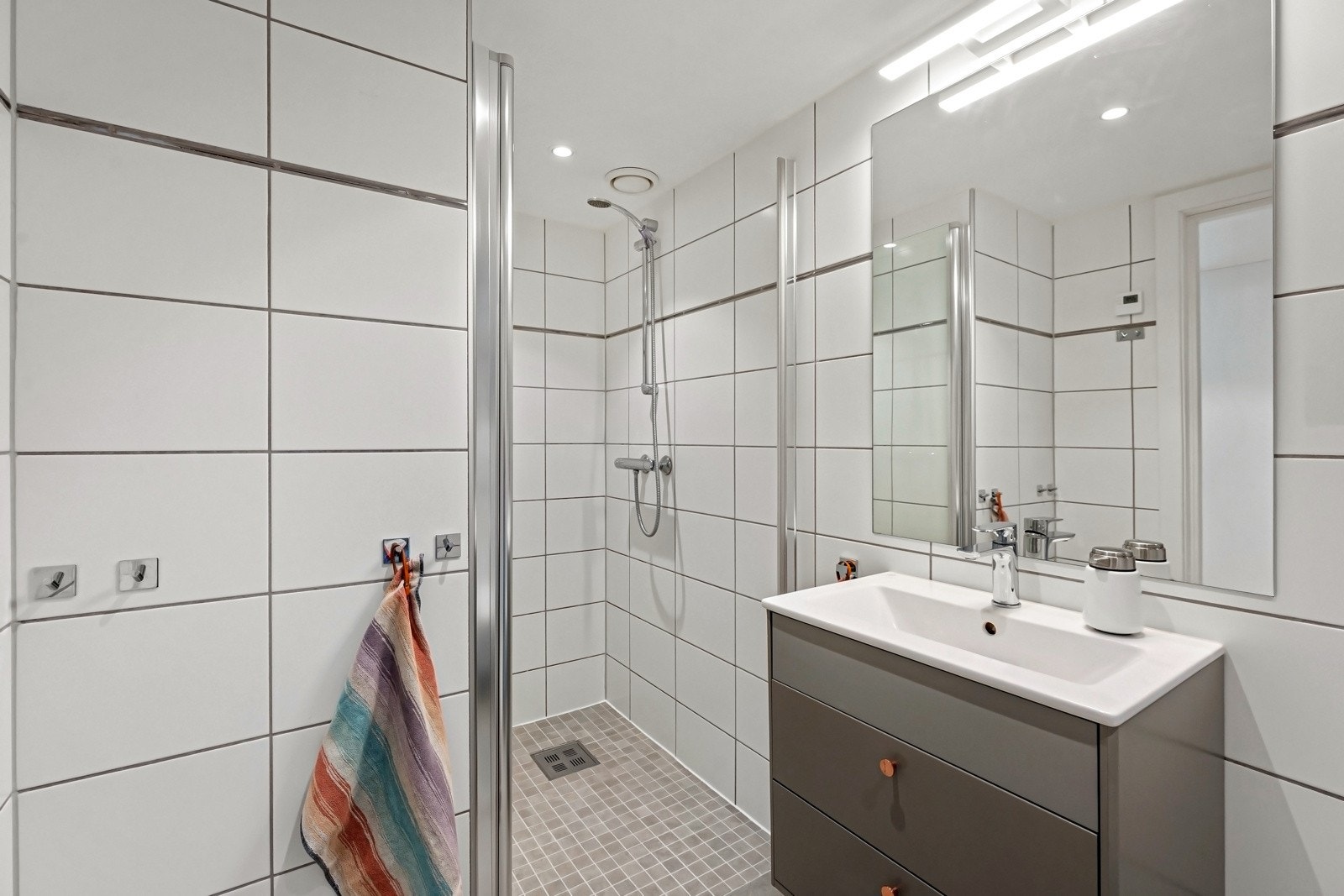 Flislagt baderom fornyet i 2017 med nye fliser og baderomsinnredning Galleribilde