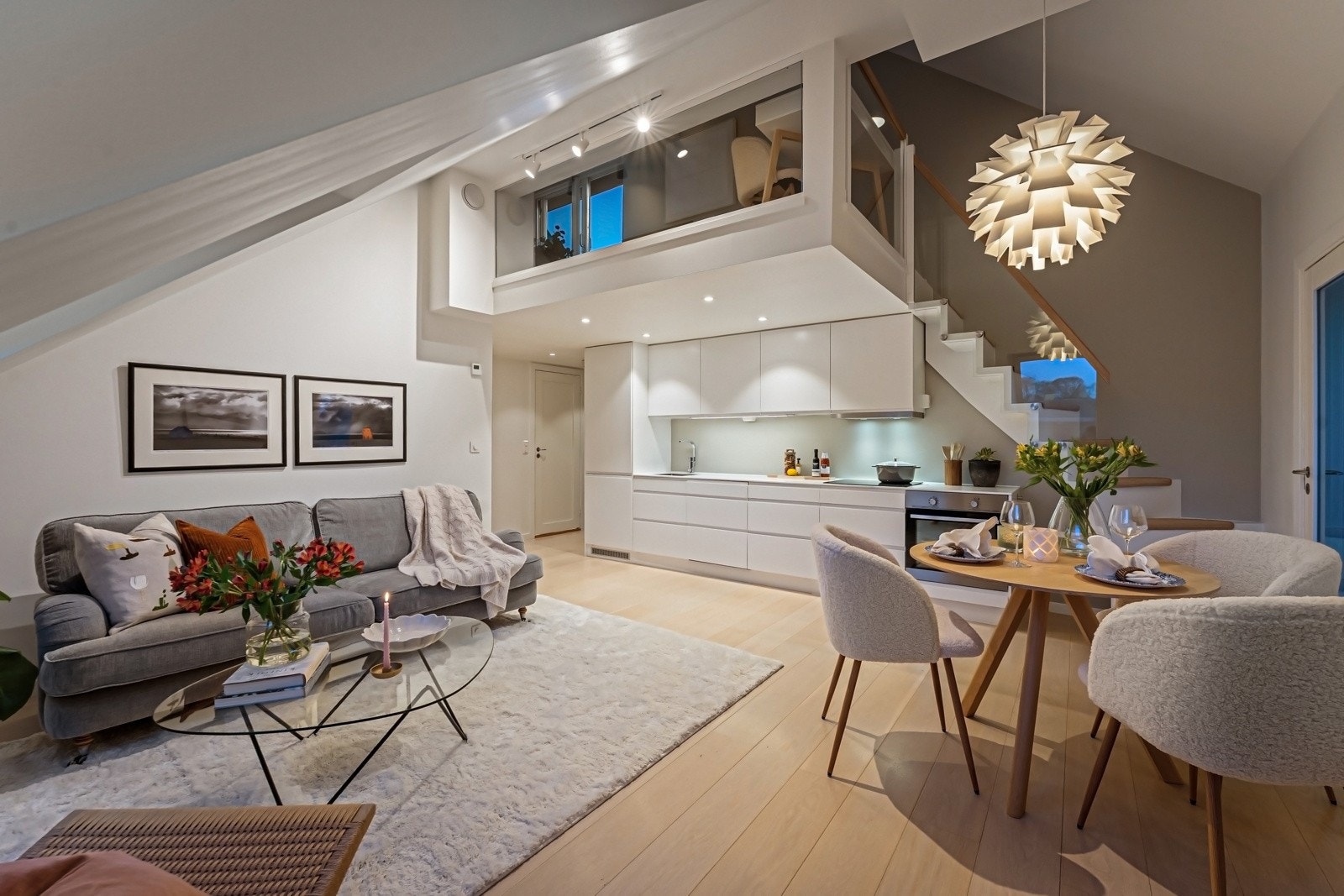 Planløsningen går over 2 plan og inneholder entré, åpen stue- og kjøkkenløsning, soverom, bad, loftstue og balkong Galleribilde