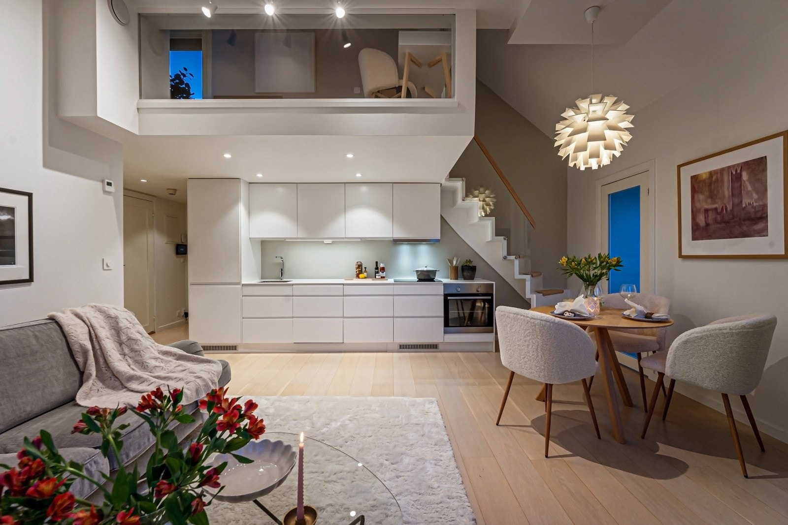 Flott Epoc kjøkken fra 2017 med Corian benkeplate og helt nye fronter fra 2025 Galleribilde