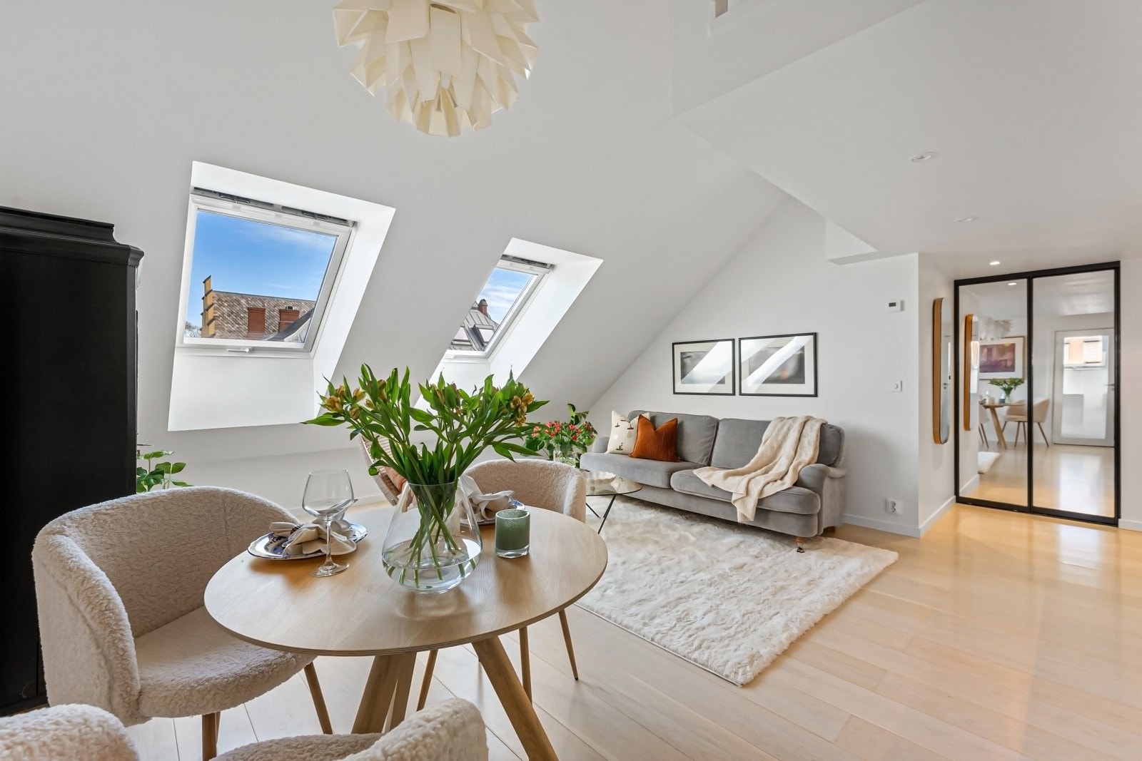 Stue og kjøkken ligger i en velfungerende åpen løsning Galleribilde