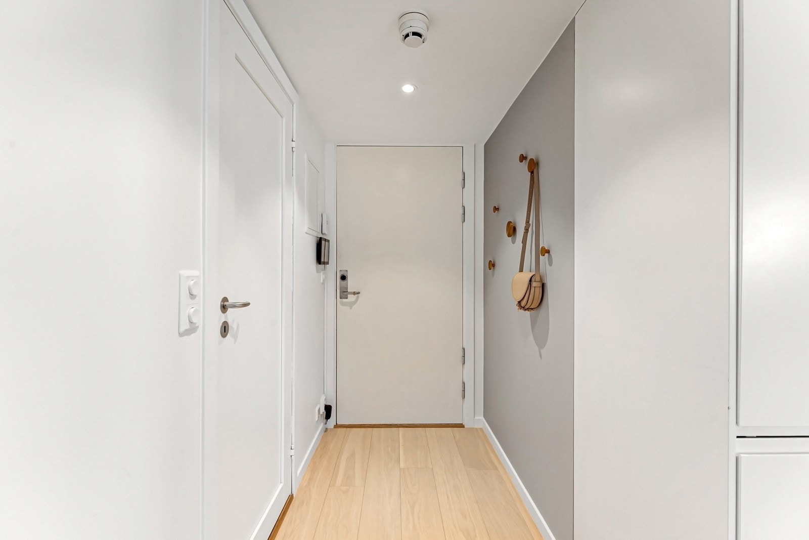 Entré med innebygget skyvedørsgarderobe med plass til praktisk oppbevaring av yttertøy Galleribilde