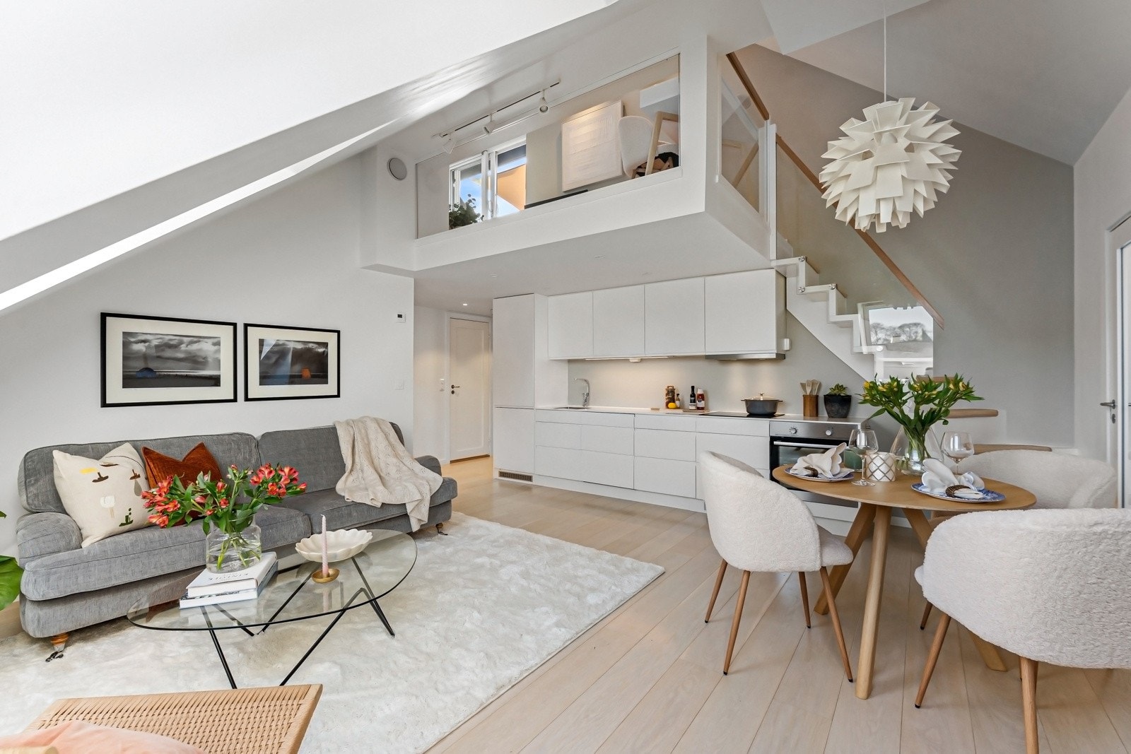 Trivelig stue med plass til møblering av spisegruppe i åpen løsning mot kjøkken Galleribilde