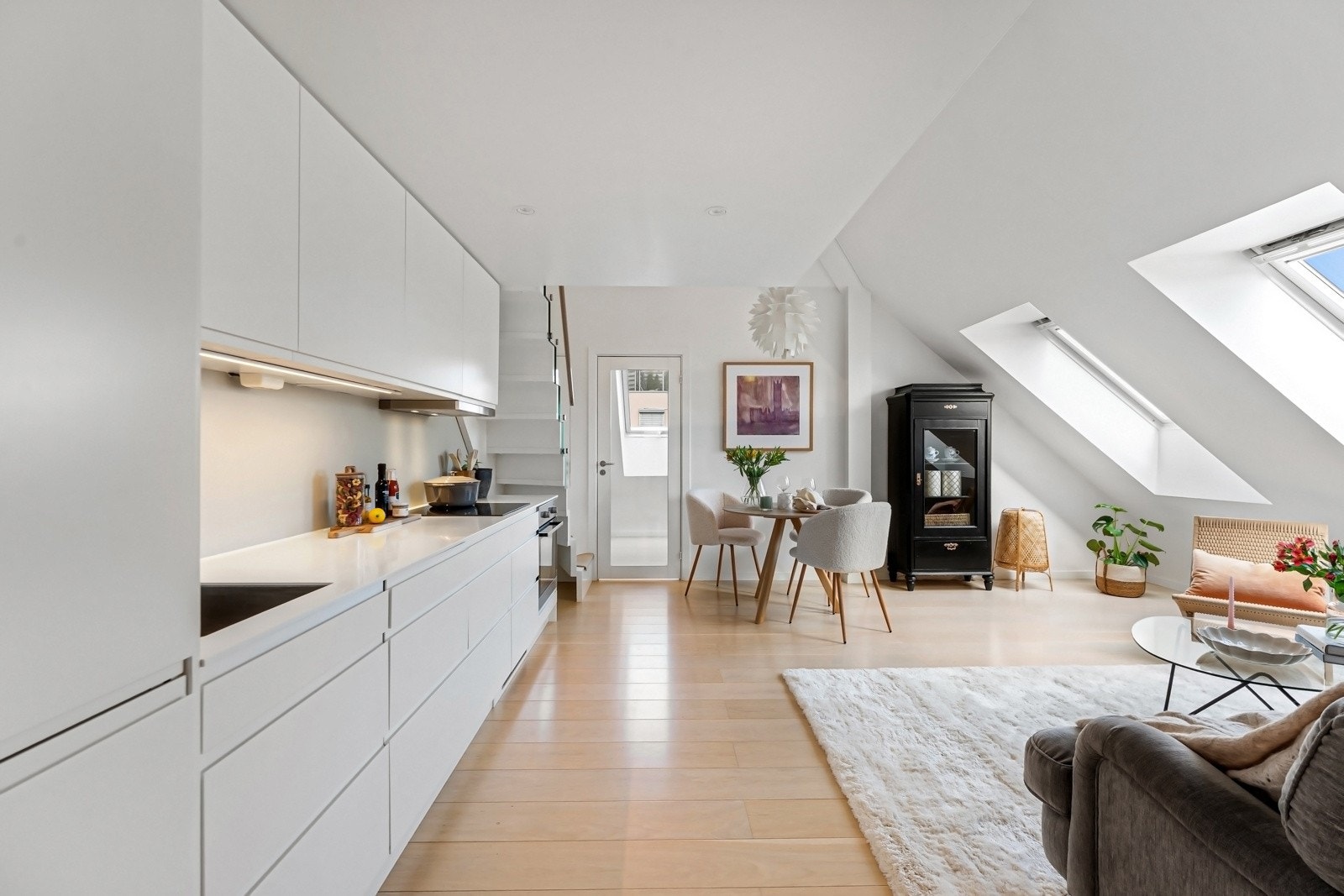 Praktisk og godt tilpasset kjøkken i tidløs stil Galleribilde