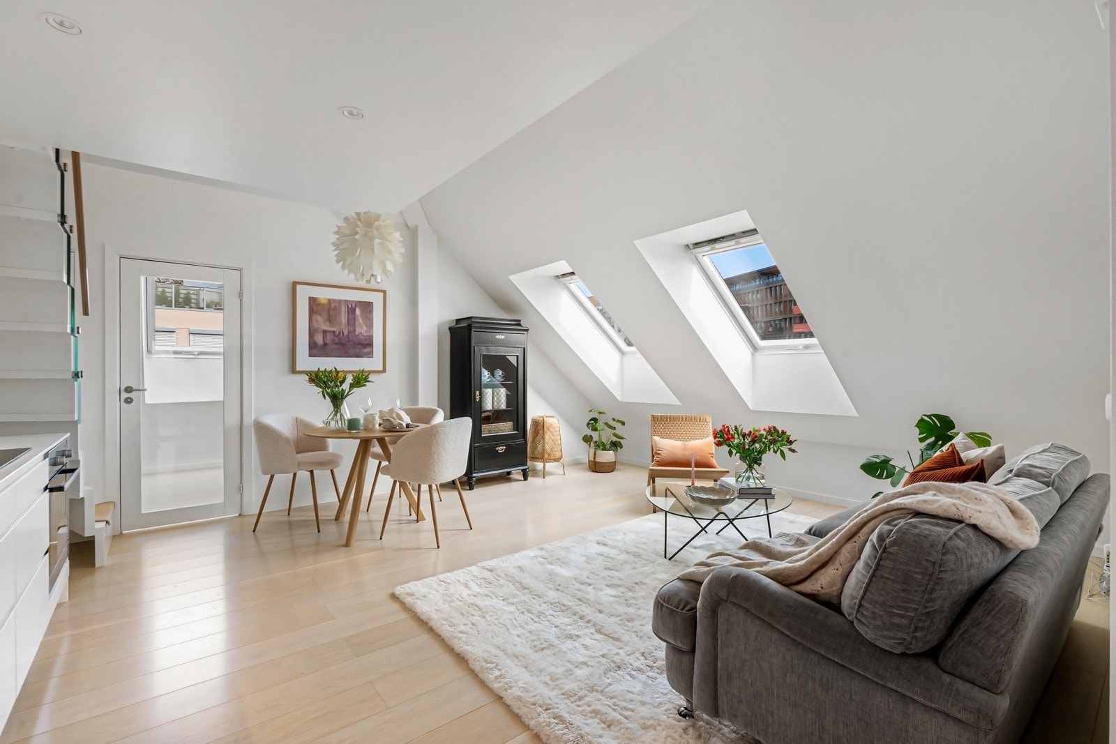 Lyse og romslige oppholdsrom er gjennomgående for leiligheten Galleribilde