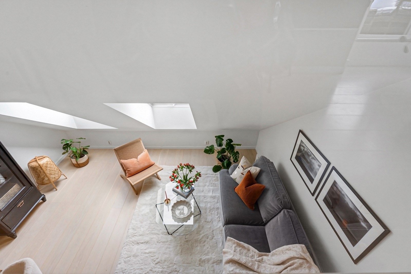 Generøs takhøyde med trapp opp til mezzanin/loft Galleribilde