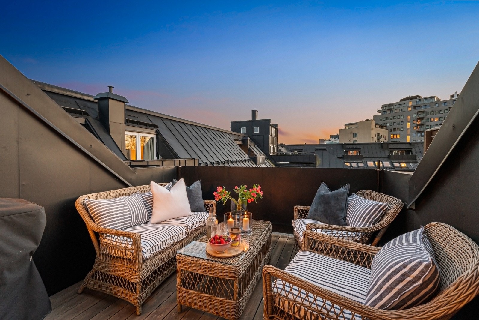 Terrassen har optimale solforhold på ettermiddag- og kveldstid Galleribilde