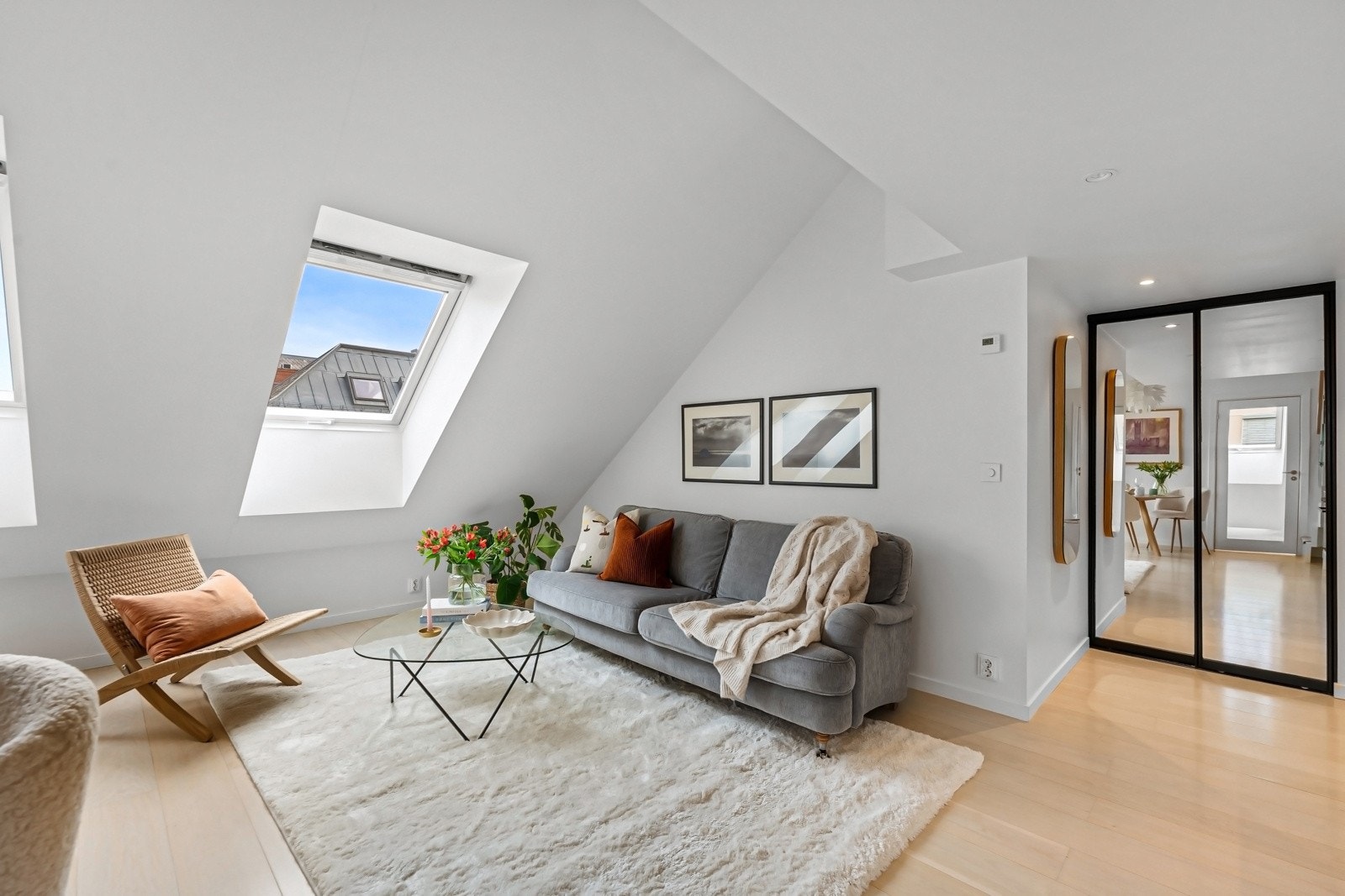 Fra stuevinduene har du utsikt over parken og nærområdet Galleribilde