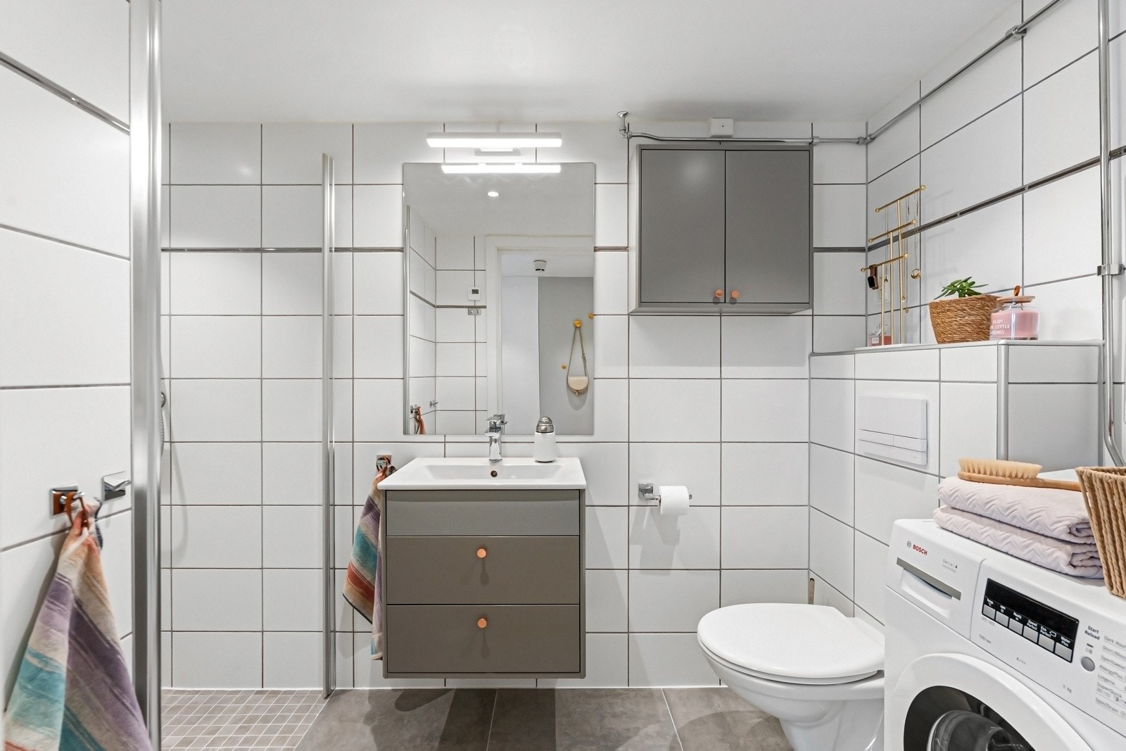 Badet har downlights i himling og opplegg for vaskemaskin Galleribilde