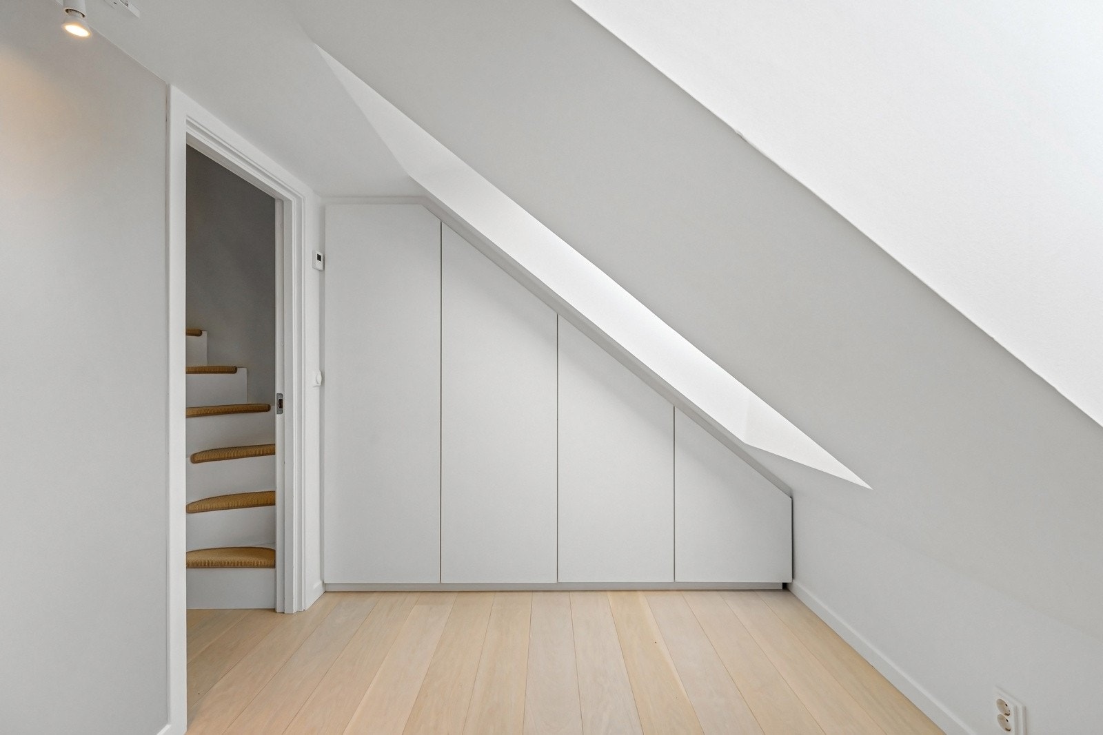 Rommet har plassbygget garderobeskap hvor sko og tøy kan oppbevares Galleribilde