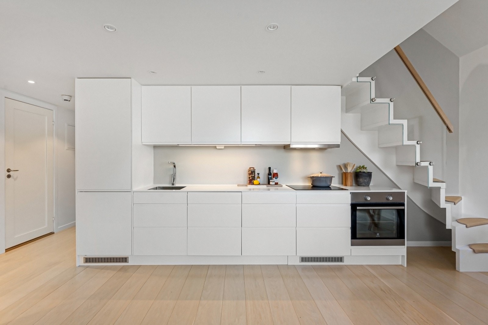 Kjøkkenet har godt med lagringsplass av kjøkkenutstyr i over- og underskap Galleribilde