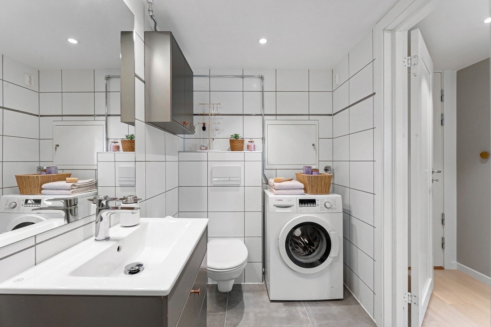 Inneholder servant med slette fronter, veggmontert toalett og dusjhjørne Galleribilde