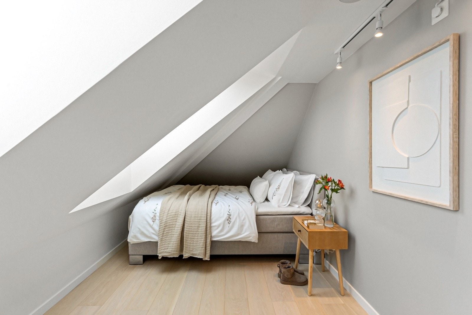 God plass til dobbeltseng med tilhørende nattbord Galleribilde