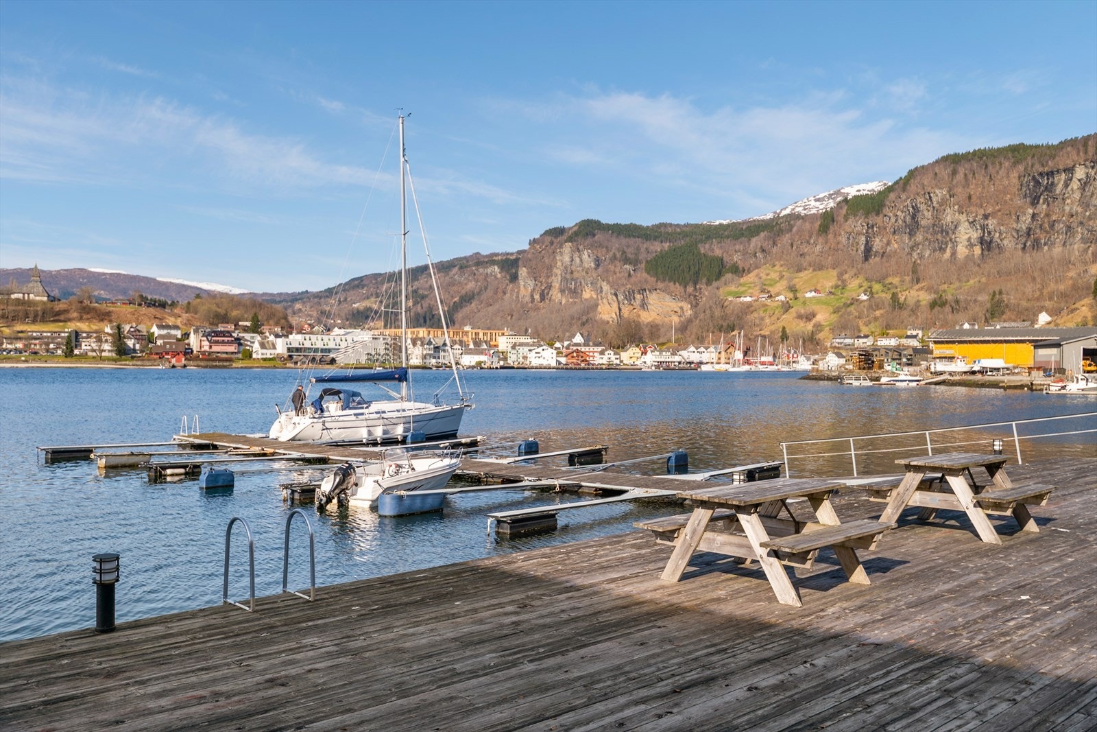 Det skjer mye i Norheimsund gjennom året og spesielt på sommeren. Her kan vi friste med Trebåtfestival, Torgdag, musikkopplevelser med Hardingtonar og Bygdalarm og mye mye mer Galleribilde