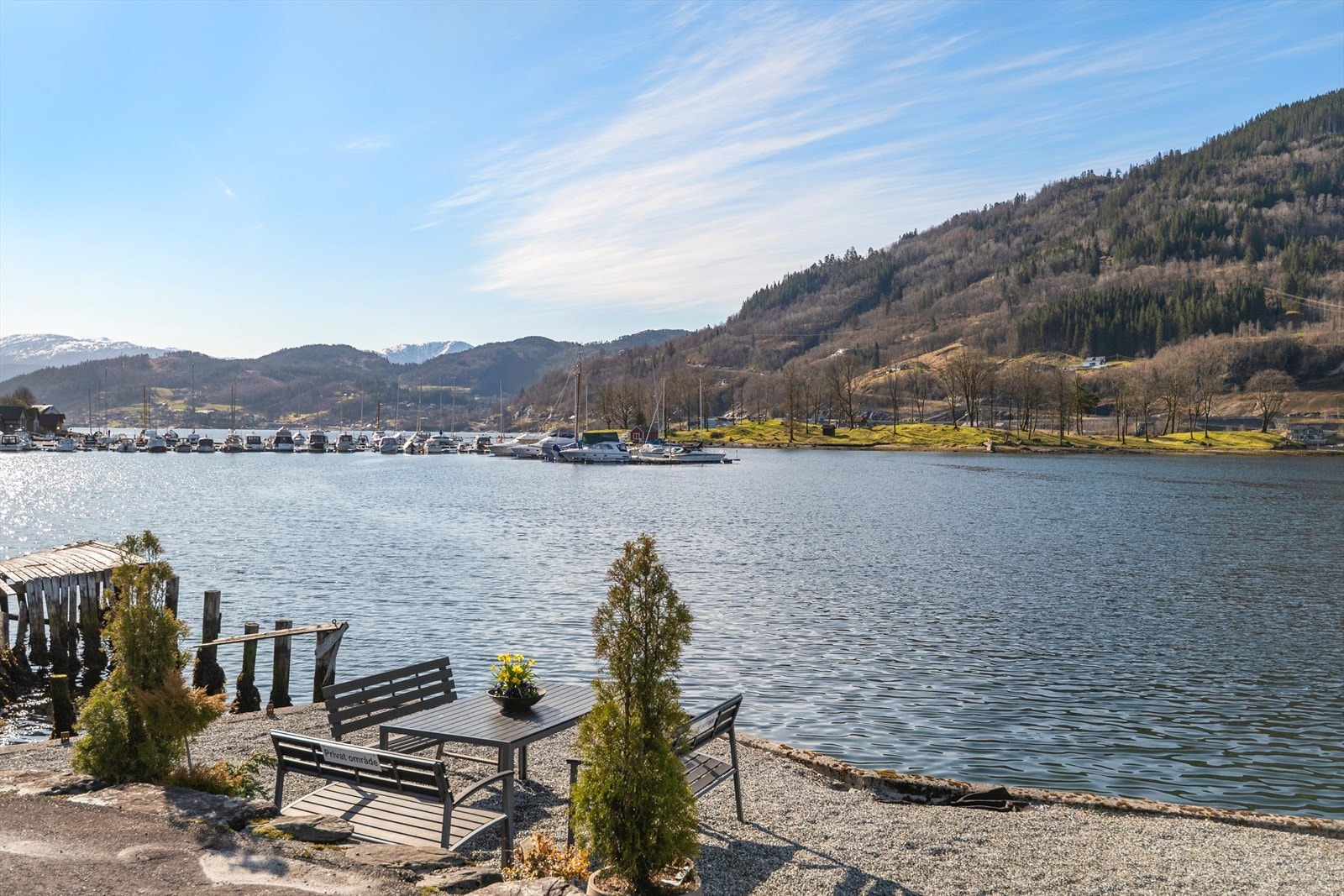 Det unike med plassen er nærheten til fritidsaktiviteter året rundt. Omringet av fjord, fjell og det majestetiske synet av Folgefonna Galleribilde
