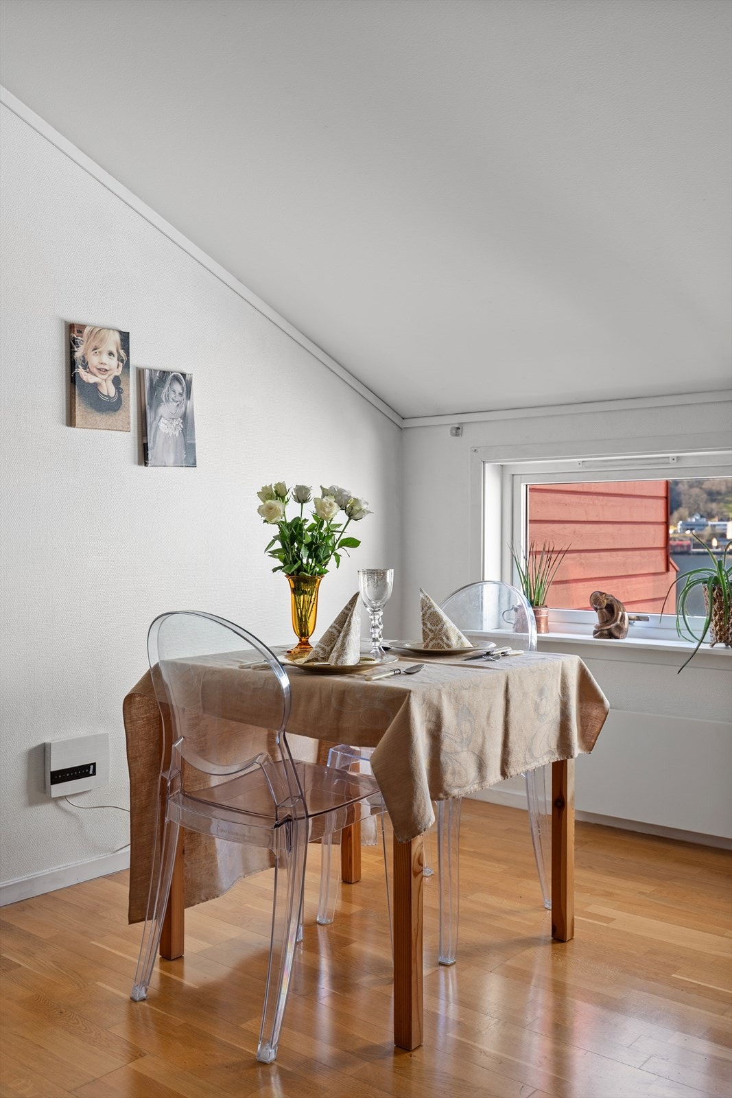 Fra stuevinduet har man flott sjøutsikt over innseilingen til Norheimsund Galleribilde