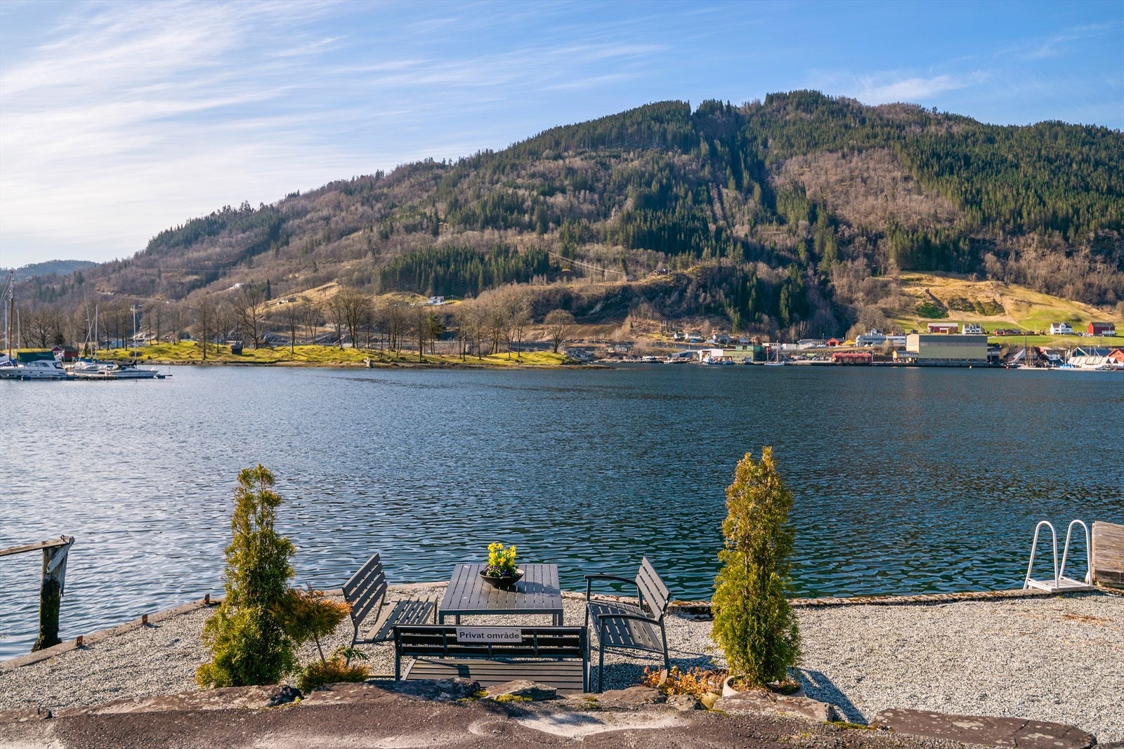 Ca. 1 time og 10 min. kjøreavstand til Bergen. Det er gode bussforbindelser fra Norheimsund samt båtruter til ulike steder langs Hardangerfjorden Galleribilde