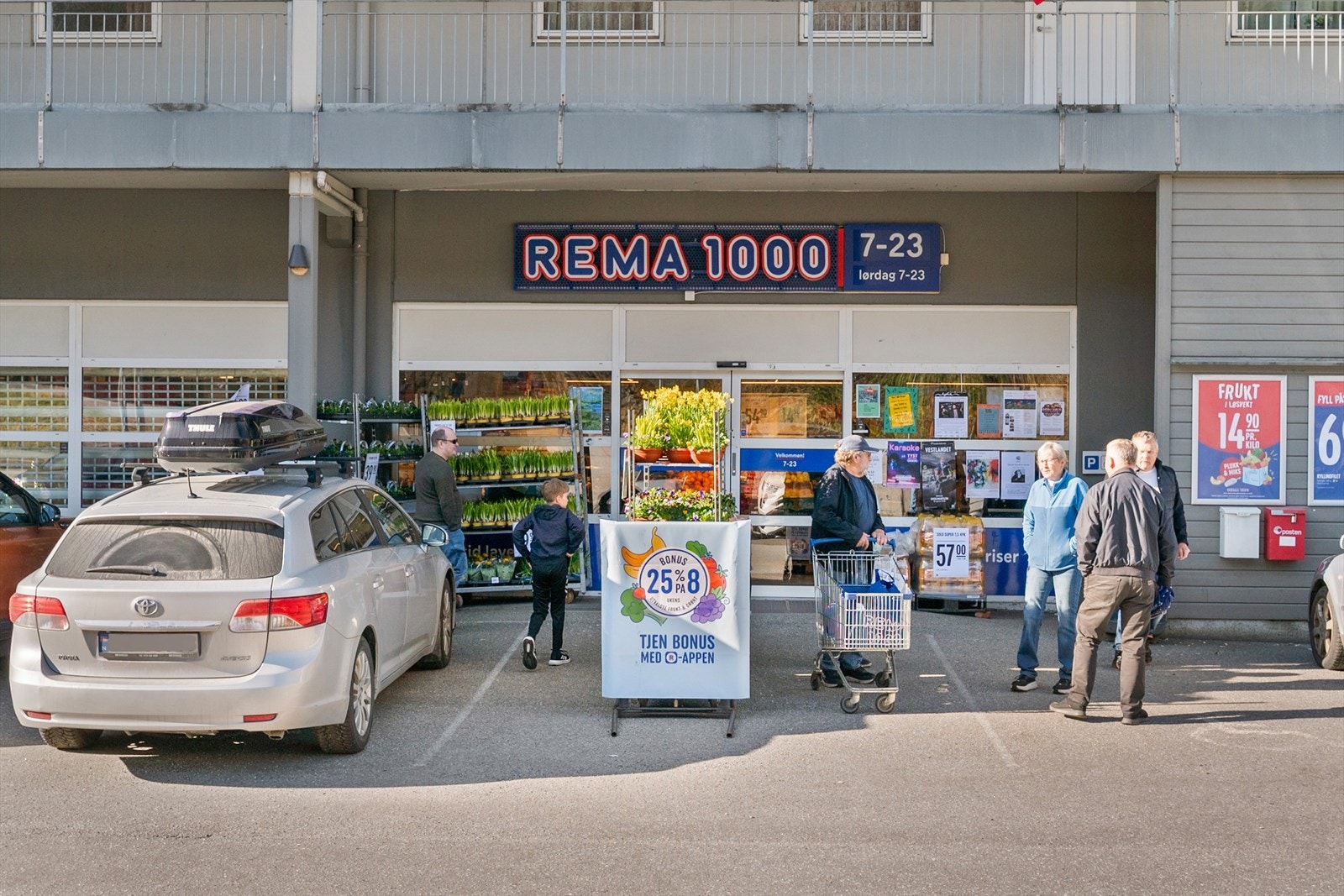 Dagligvarebutikken Rema1000 finner vi i nabobygget - ellers knappe ti min gange til sentrum Galleribilde