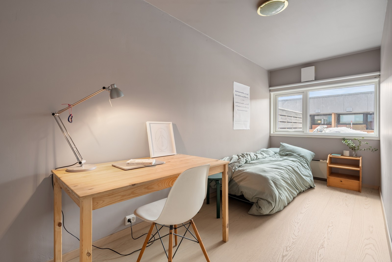 Leilighetens soverom 2 kan enkelt innredes som barnerom, gjesterom eller kontor.