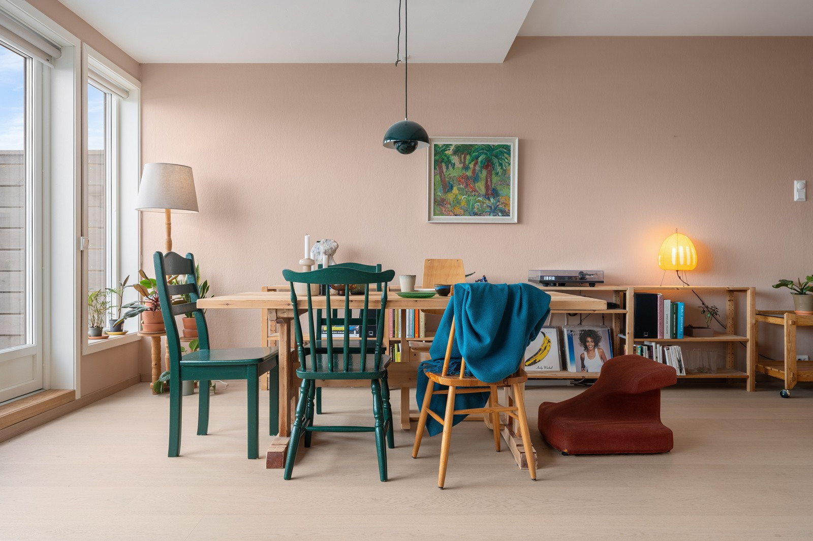 Spiseplassen har en varm og hjemmekoselig stemning, med god plass til både små og store anledninger.