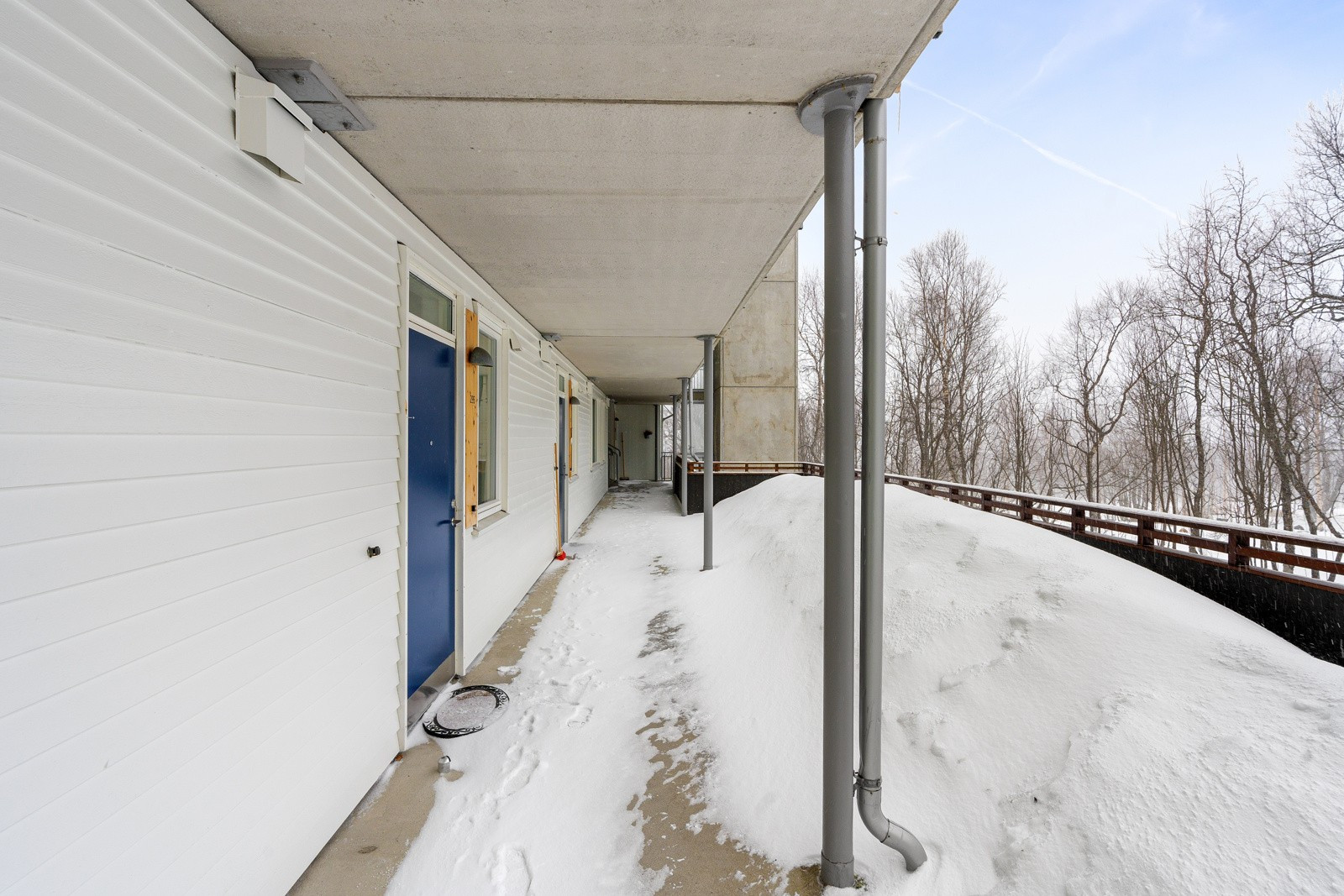 Leiligheten har egen inngang fra svalgangen. Her har du for øvrig plass for et lite bord med stoler for å nyte kveldssolen.
