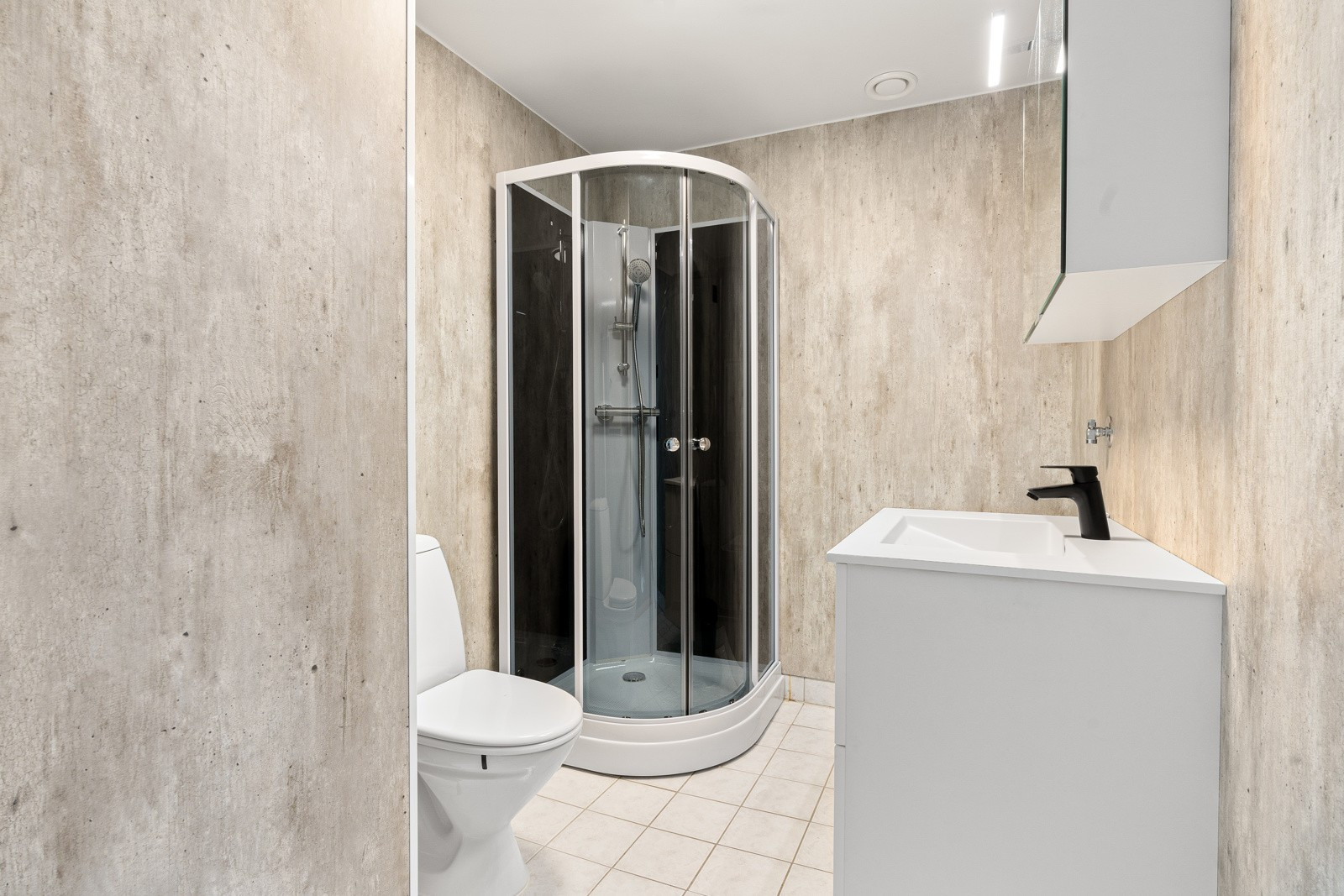 Badet er av romslig størrelse med plass for vaskemaskin.