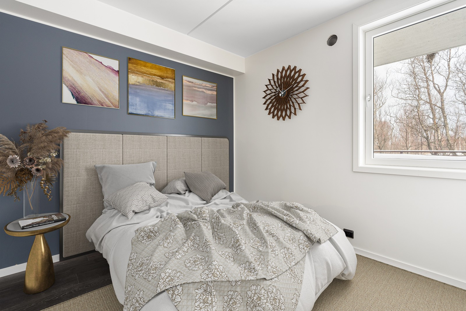Leiligheten har to gode soverom. Hovedsoverommet har god plass for stor seng med tilhørende nattbord. (Digial styling for illustrasjon)