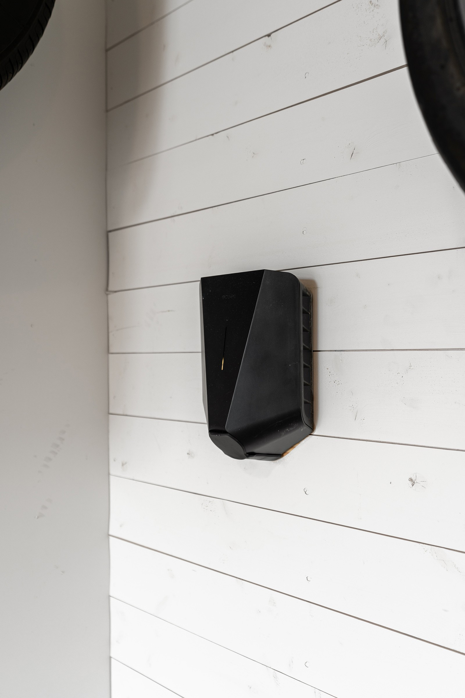 Selger har etablert Easee-elbillader. Sameiet har også tilrettelagt for lade-abonnementsløsning via Ohmia Charging om man skulle foretrekke denne løsningen.