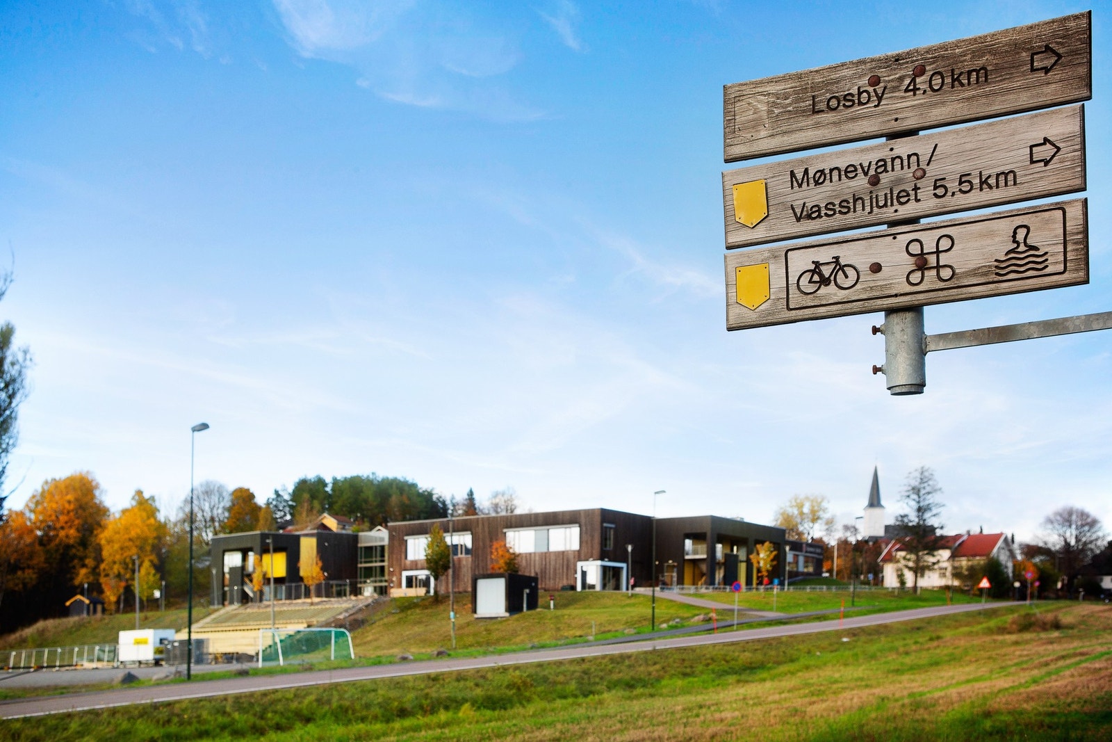 Losby har flere tur- og sykkelstier, i tillegg til Golfklubb, besøksgård og kafé. Galleribilde