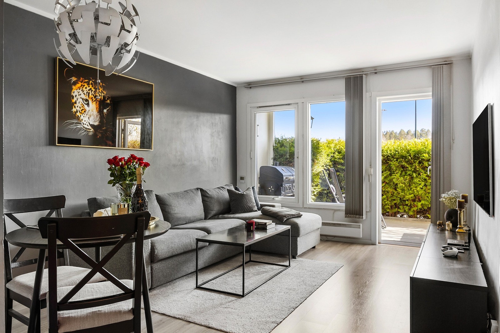 Innvendig vil du umiddelbart legge merke til de store vindusflatene som gir godt med naturlig lysinnslipp. Galleribilde