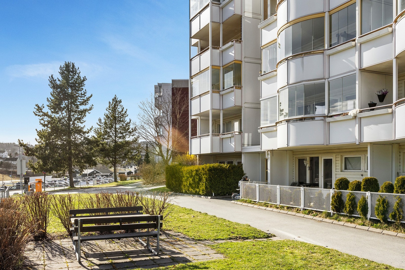 Den store hekken gir lite innsyn og en privat uteplass. Galleribilde