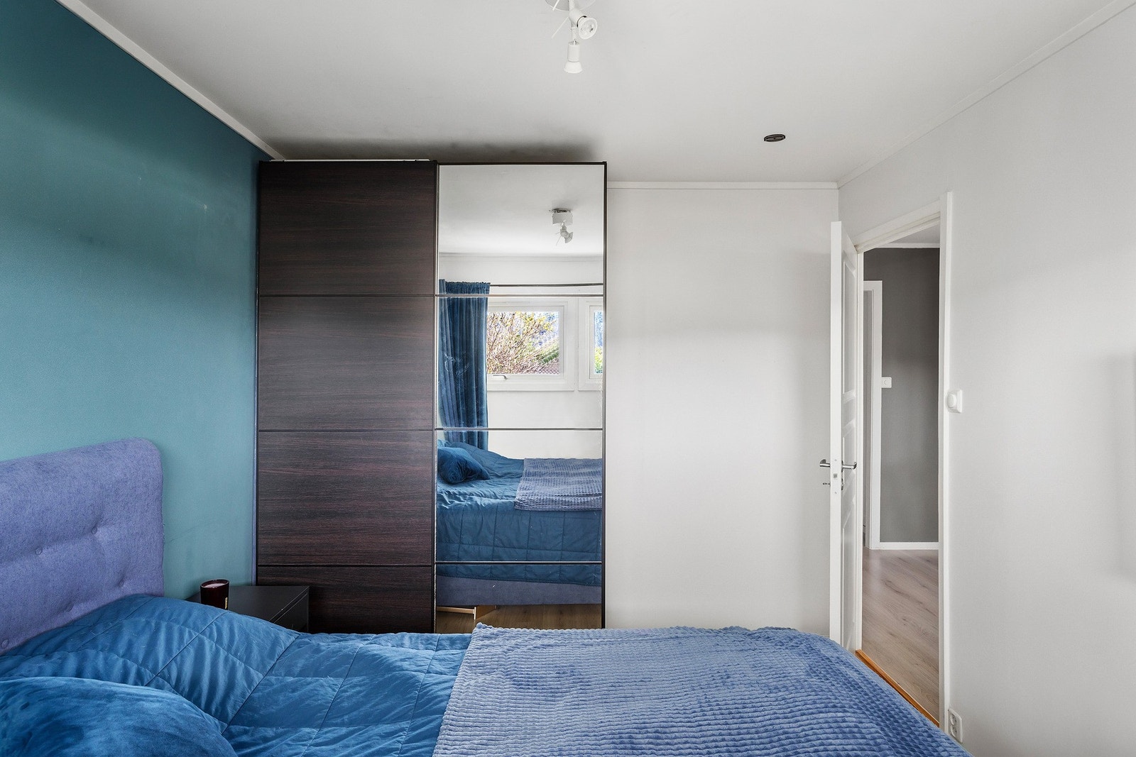 Stor skyvedørsgarderobe gir godt med oppbevaringsplass og blir stående. Galleribilde