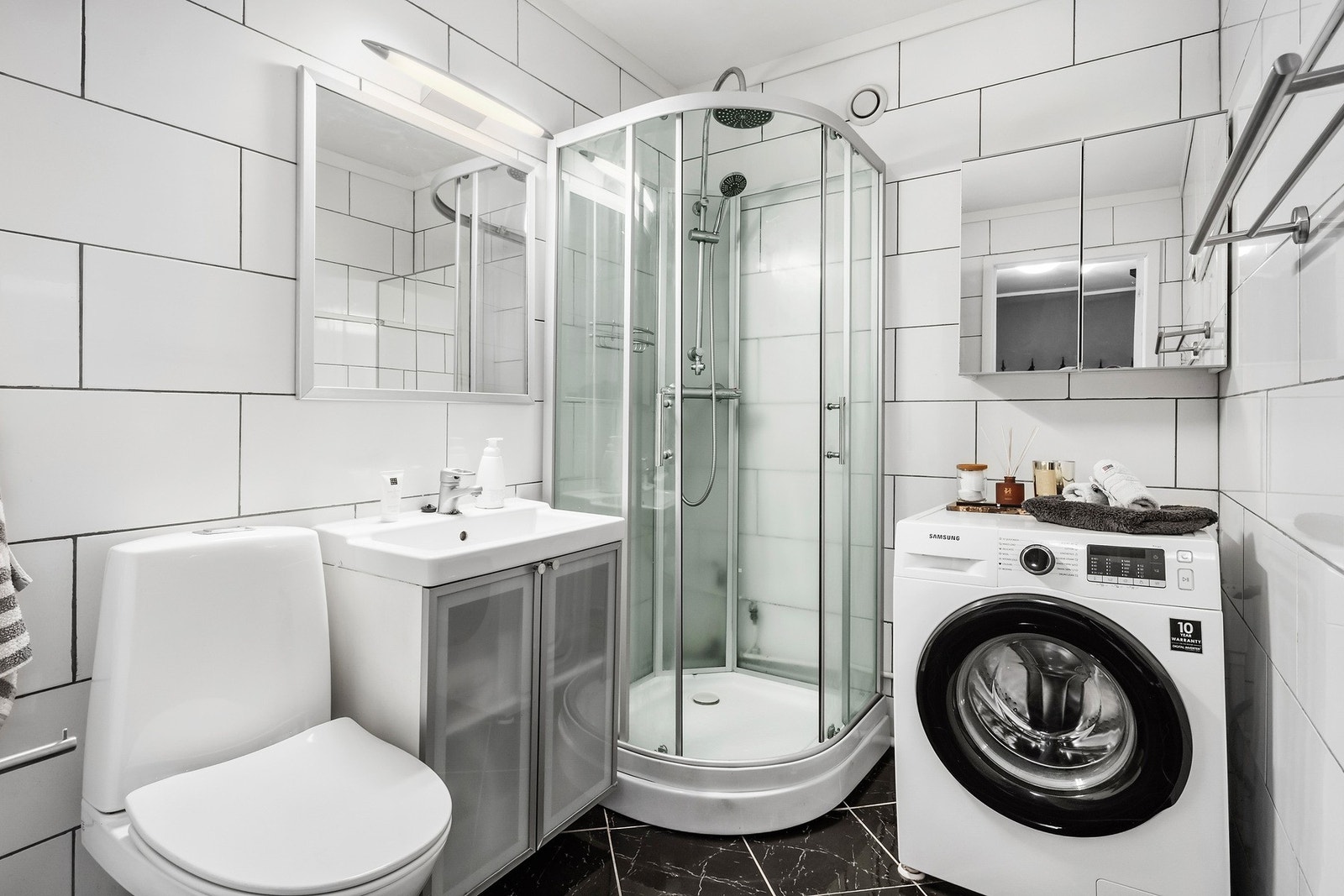 Lyst, flislagt baderom med varme i gulv fra 2015. Badet har opplegg for vaskemaskin. Galleribilde