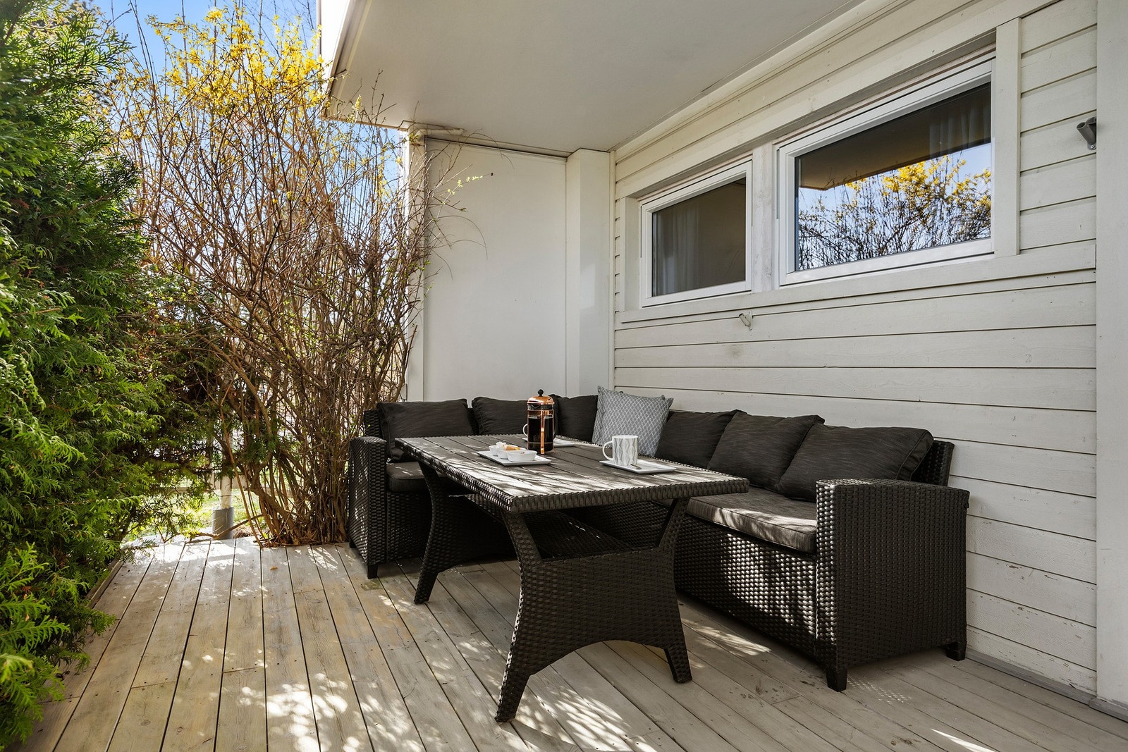 Terrassen er sydøstvendt og får med det fint med solforhold. Galleribilde