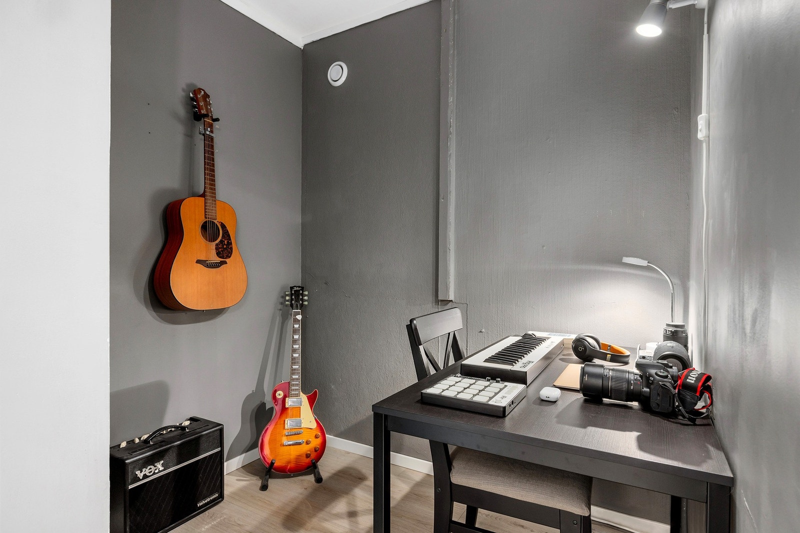 Boligen har et ytterligere disponibelt rom som kan benyttes som sovealkove, kontorrom eller omkledningsrom. Galleribilde