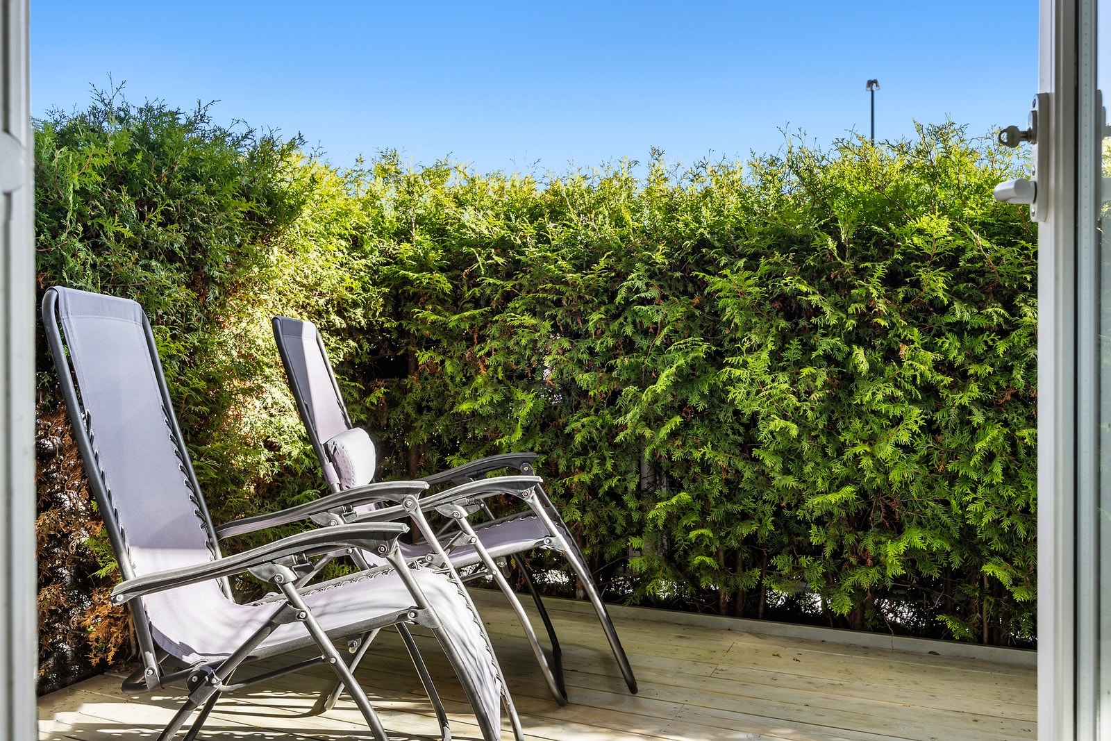 Her har du mange innredningsmuligheter hvor du blant annet kan ha plass til både stor spisebordsgruppe, solsenger og loungemøbler. Galleribilde