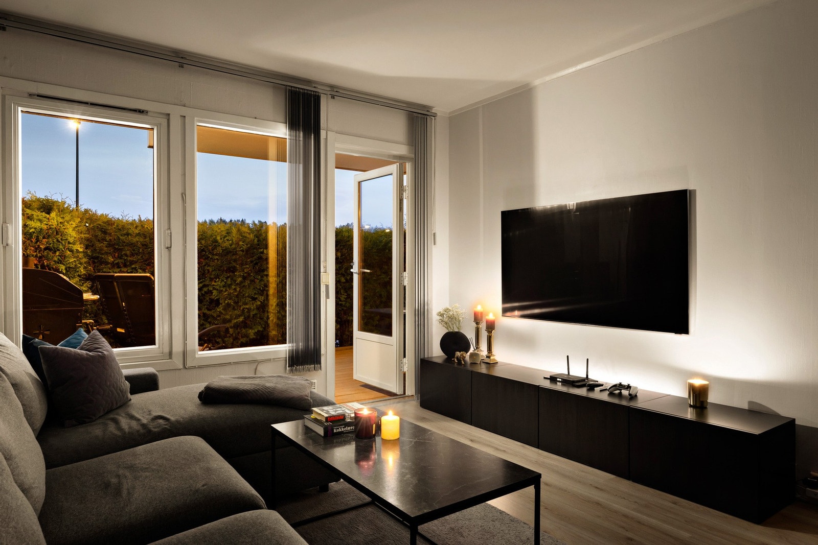 Oppholdsrommet har fin plass til hjørnesofa, salongbord og mediemøblement. Galleribilde