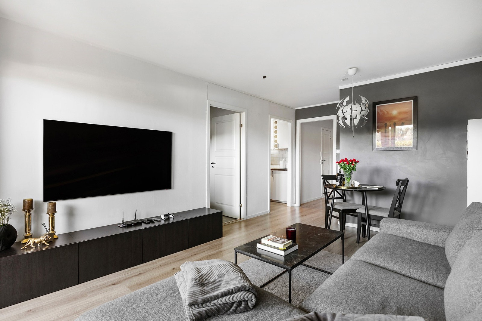 Rommet har også plass til spisebord. Galleribilde