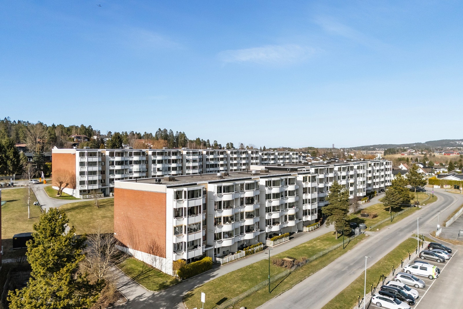 Leiligheten ligger i et barnevennlig og populært boligområde på Finstadjordet i Lørenskog kommune. Galleribilde