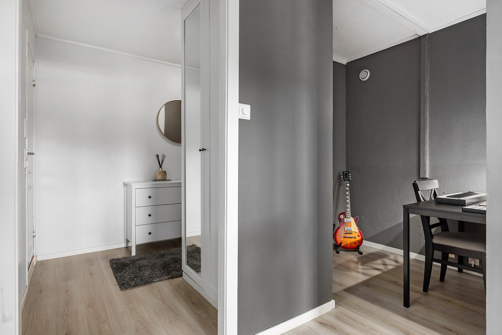 Garderobeløsning i entréen blir stående. Av ekstern lagring er det en bod i samme etasje på 3 kvm som medfølger. Galleribilde