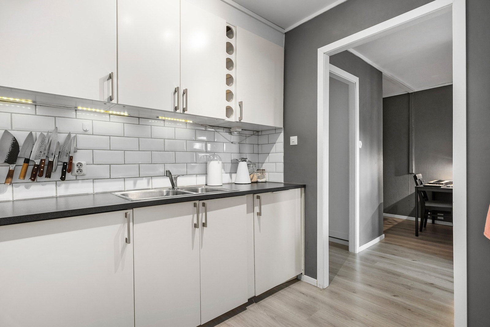 Videre er det hvitevarer som integrert oppvaskmaskin, stekeovn og platetopp som medfølger. Galleribilde