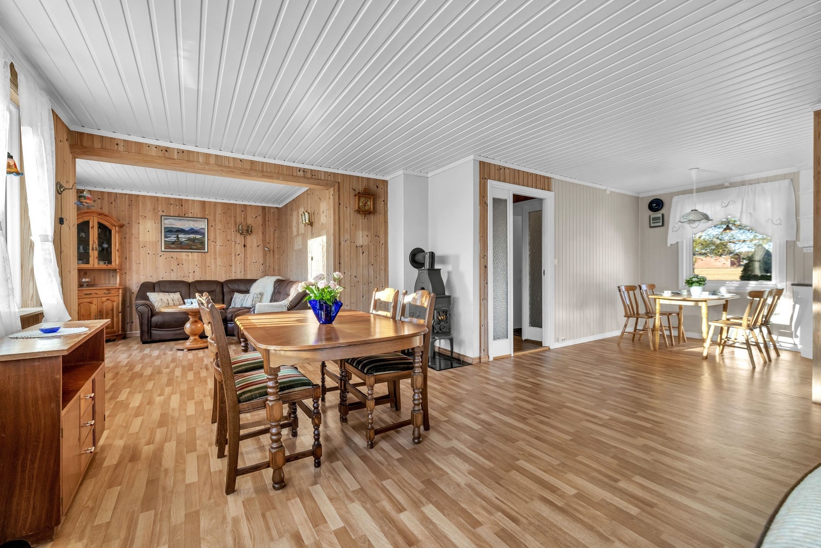 Stor og luftig stue med store vindusflater som slipper inn rikelig med naturlig lys. Galleribilde