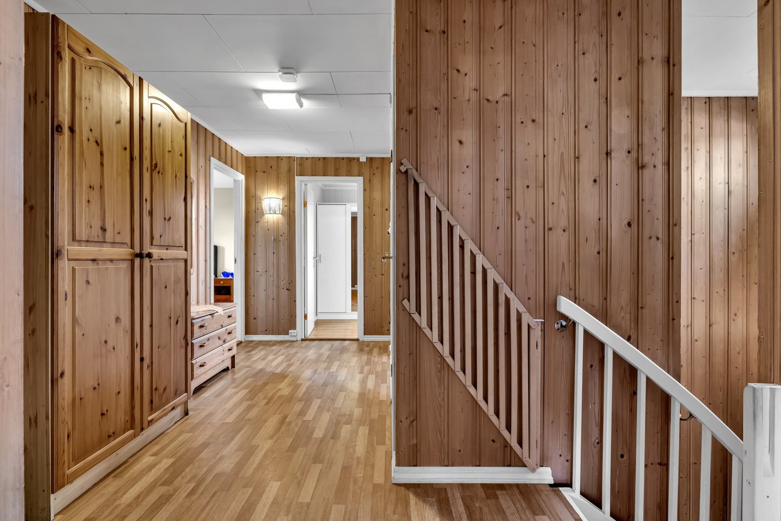 Entréen ligger i tilknytning til en større gang som har plass til et stort garderobeskap hvor man kan sette fra seg sko og henge fra seg yttertøy. Galleribilde