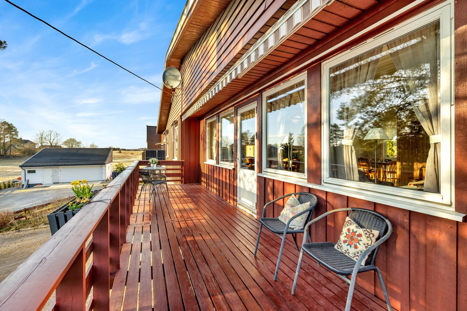 Fra stuen er det utgang til en sørvest-vendt balkong på 15 m². På balkongen er det montert praktiske markiser som kan skjerme for den sterkeste solen. Galleribilde