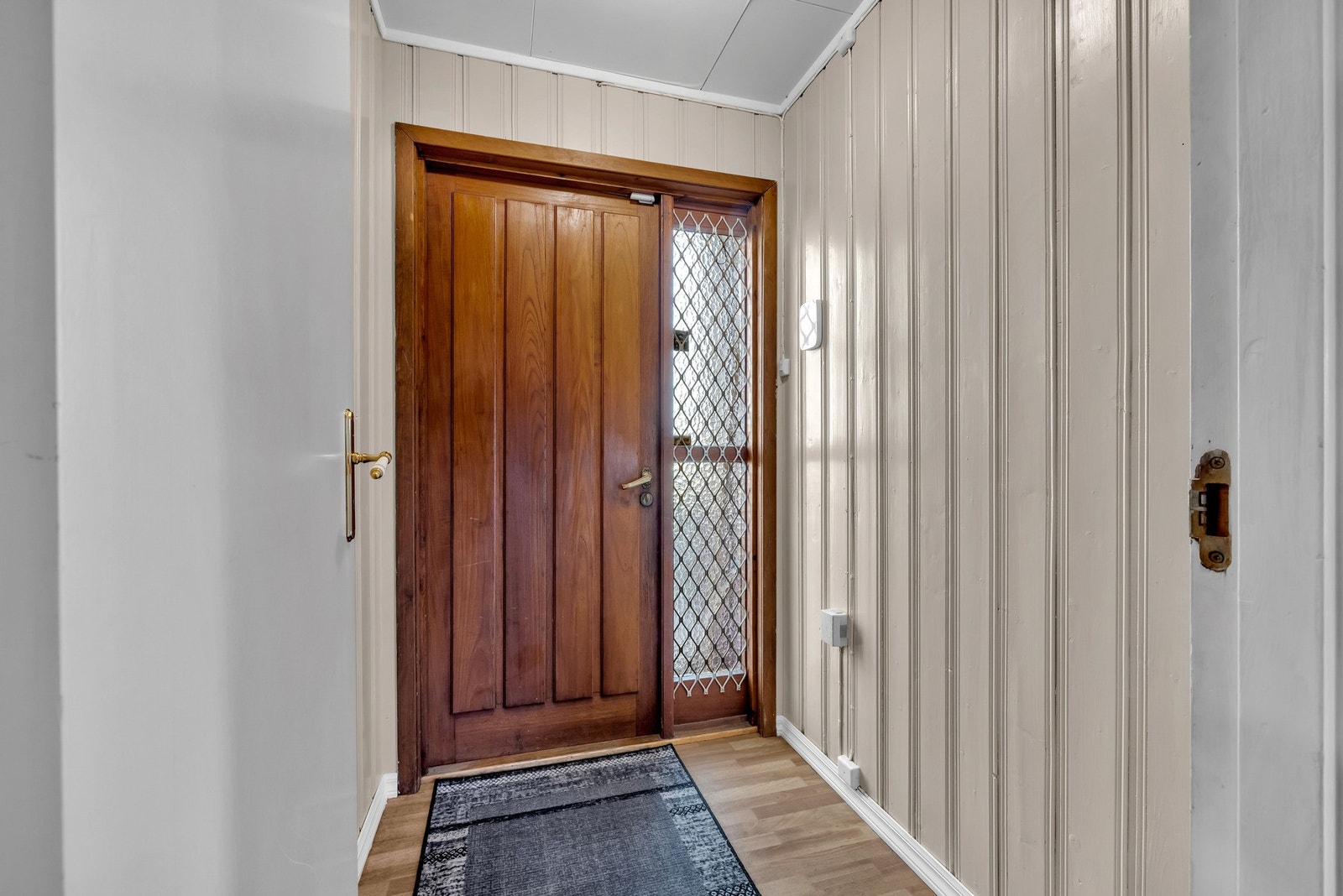 Flott og innbydende entré malt i en lun beige farge. Galleribilde
