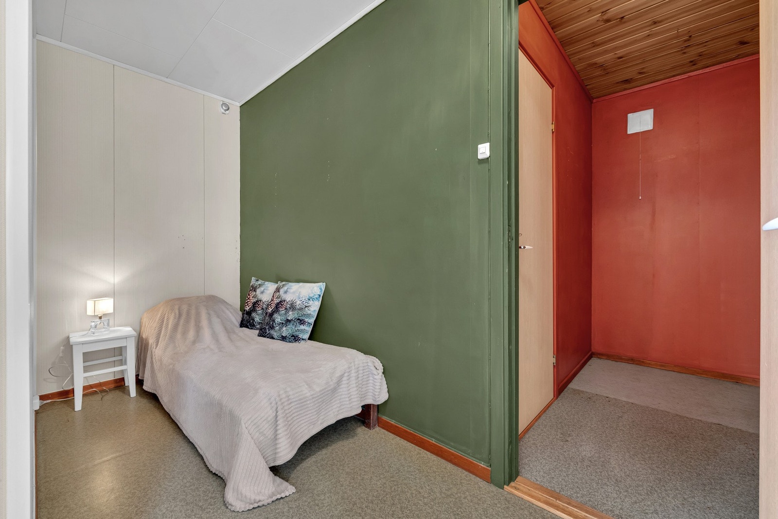 I tilknytning til stuen er det en liten sovealkove med god plass til enkeltseng og nattbord, men her er det også gode muligheter for å bygge en spennende plassbygget løsning. Galleribilde