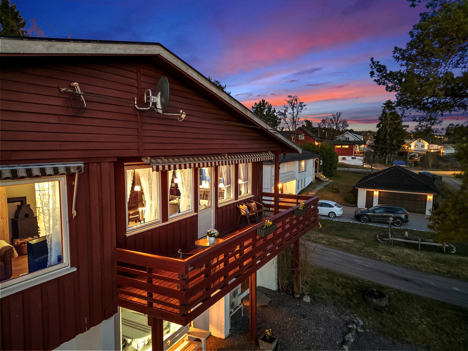 Det er kort vei til riksvei 22 hvor du enkelt kommer deg til Mysen, Lillestrøm og Oslo - noe som gjør dette til et godt alternativ for deg som pendler, men samtidig ønsker å bo landlig og fredelig! Galleribilde
