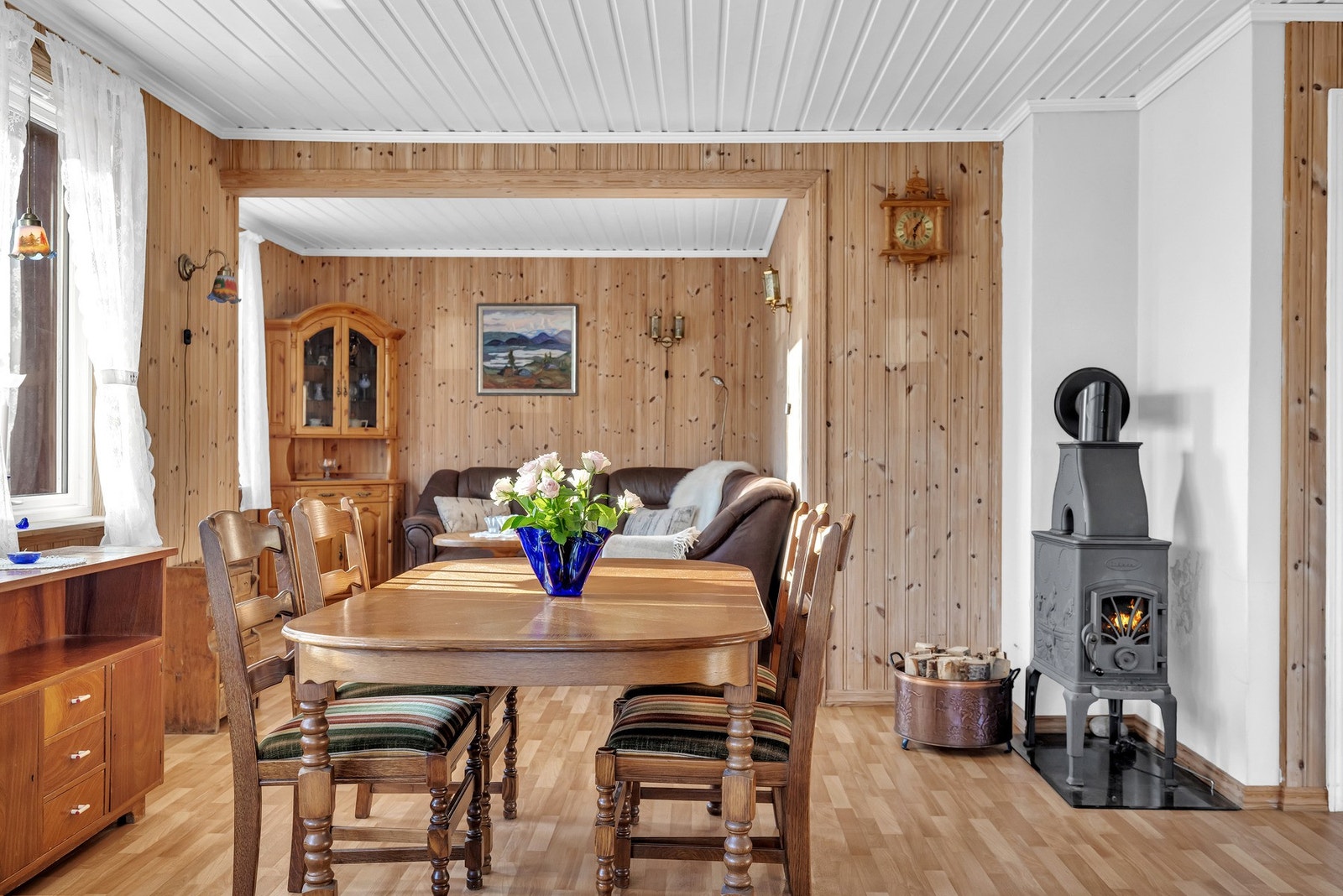 Det er montert en vedovn i stuen som bidrar til varme og hygge på kjøligere vinterdager. Galleribilde