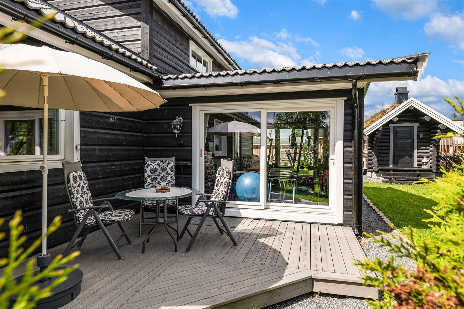 Uteplass og adkomst til innglasset hagestue Galleribilde